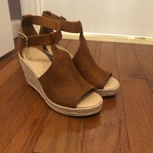 NWOT tan wedges